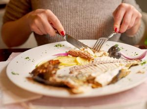 Makan Ikan yang Masih Ada Darahnya Apakah Halal?