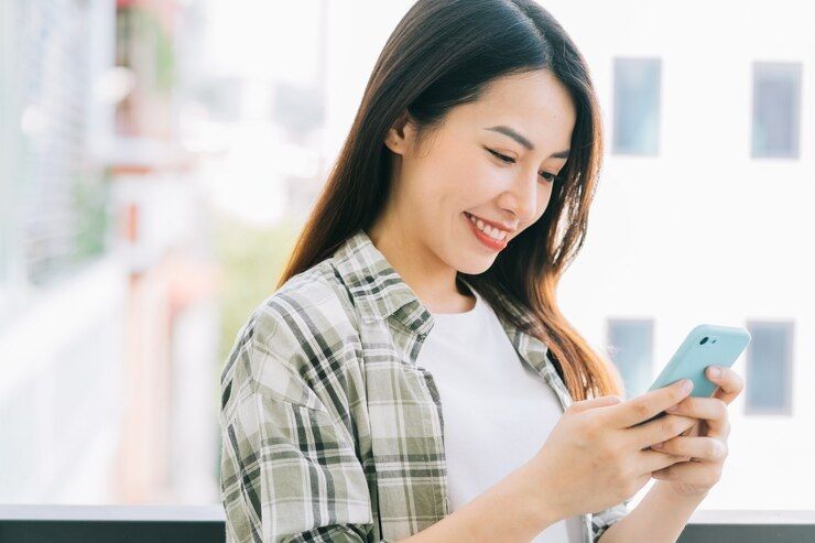 Ilustrasi cek sosial media/ Foto: Freepik.com/timeimage