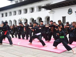 Pencak Silat akan Jadi Muatan Lokal Sekolah di Karawang Pencak Silat akan Jadi Muatan Lokal Sekolah di Karawang