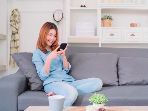 Ilustrasi santai main hp/ Foto: Freepik.com/tirachardz