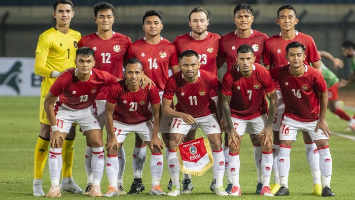 Tim sepak bola Timnas Indonesia foto bersama saat laga persahabatan FIFA Indonesia melawan Bangladesh di Stadion Si Jalak Harupat, Kabupaten Bandung, Jawa Barat, Rabu (1/6/2022). ANTARA FOTO/M Agung Rajasa/nz