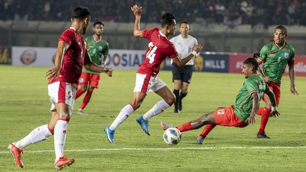 Pesepak bola Timnas Indonesia Koko Ari (tengah) menggiring bola dibayangi pesepak bola Bangladesh Bishwanath Ghosh (kedua kanan) saat laga persahabatan FIFA di Stadion Si Jalak Harupat, Kabupaten Bandung, Jawa Barat, Rabu (1/6/2022). Pertandingan tersebut berakhir dengan skor 0-0. ANTARA FOTO/M Agung Rajasa/nz