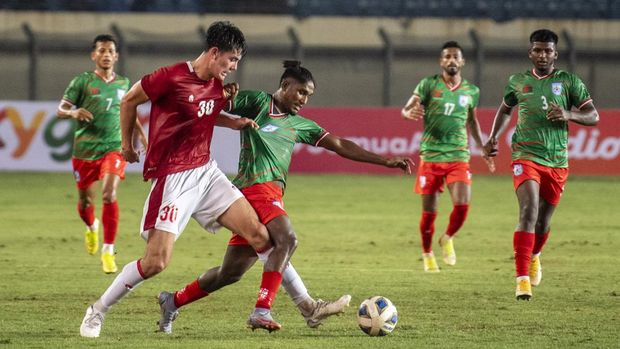 Pesepak bola Timnas Indonesia Elkan W Baggott (kedua kiri) berebut bola dengan pesepak bola Bangladesh Bishwanath Ghosh (ketiga kiri) saat laga persahabatan FIFA di Stadion Si Jalak Harupat, Kabupaten Bandung, Jawa Barat, Rabu (1/6/2022). Pertandingan tersebut berakhir dengan skor 0-0. ANTARA FOTO/M Agung Rajasa/nz