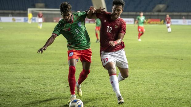 INDONESIA MELAWAN BANGLADESH SERI Pesepak bola Timnas Indonesia M Rafli (kanan) berebut bola dengan pesepak bola Bangladesh Tutul Hossain Badsha (kiri) saat laga persahabatan FIFA di Stadion Si Jalak Harupat, Kabupaten Bandung, Jawa Barat, Rabu (1/6/2022). Pertandingan tersebut berakhir dengan skor 0-0. ANTARA FOTO/M Agung Rajasa/nz