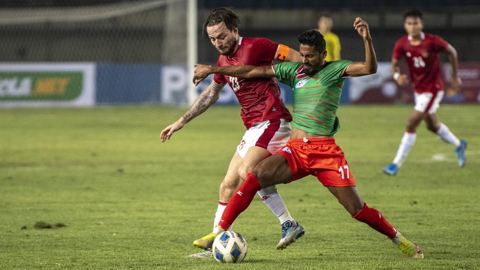 Pesepak bola Timnas Indonesia Marc Anthony Klok (kiri) berebut bola dengan pesepak bola Bangladesh Sohel Rana (kedua kanan) saat laga persahabatan FIFA di Stadion Si Jalak Harupat, Kabupaten Bandung, Jawa Barat, Rabu (1/6/2022). Pertandingan tersebut berakhir dengan skor 0-0. ANTARA FOTO/M Agung Rajasa/nz