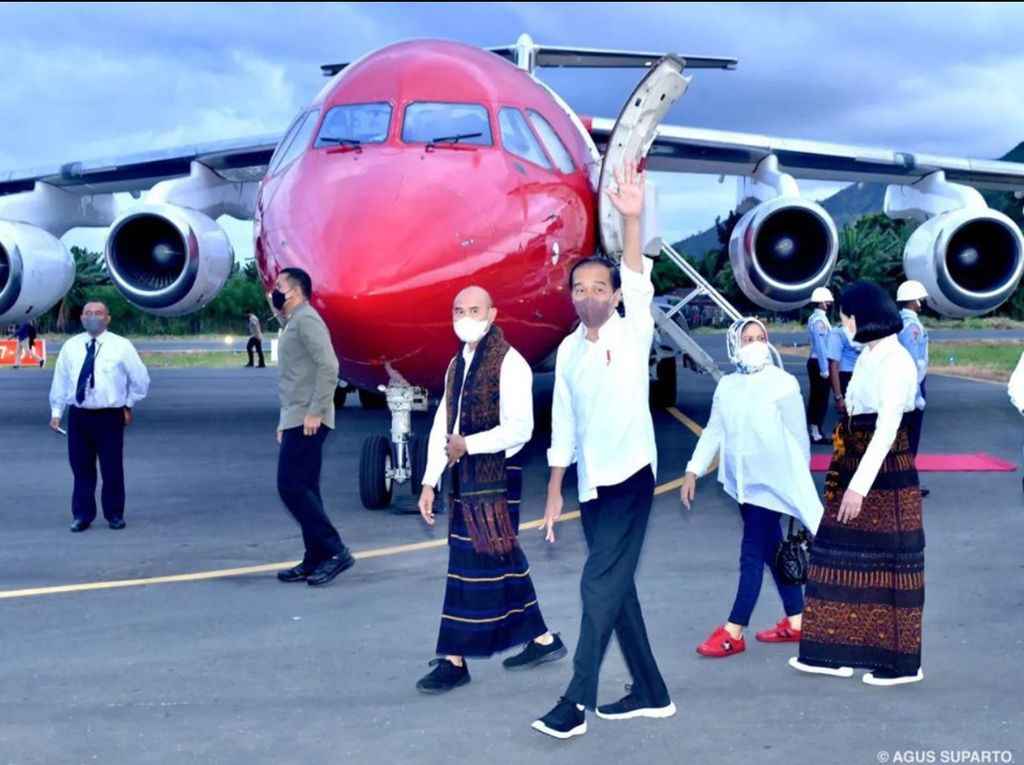 Gaya Iriana Jokowi Kunjungi NTT Pakai Sneakers Gucci Bikin Salah Fokus