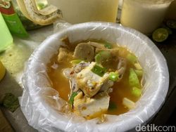 Huaah! Tersengat Pedasnya Cilok Goang di Alun-alun Karawang