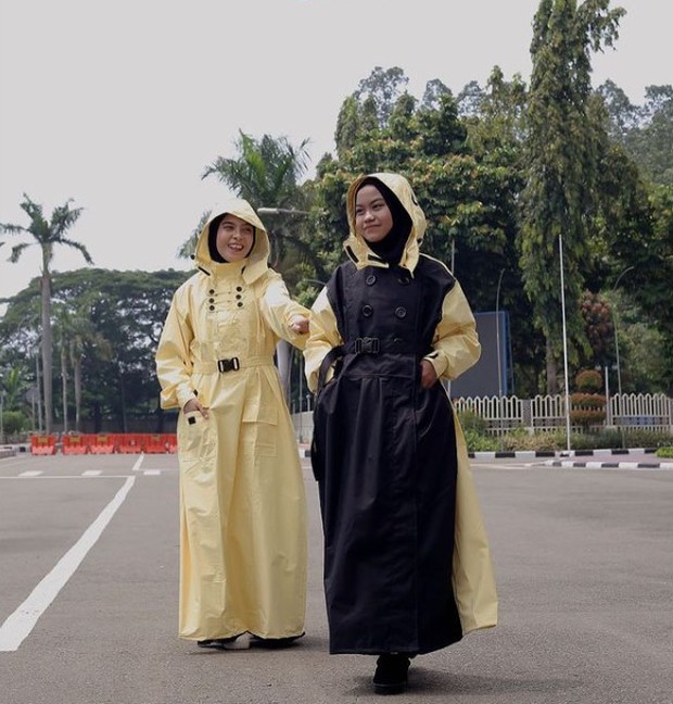 Jas Hujan Syar'i/Foto : instagram.com/sheba_id Pilihan jas hujan untuk hijaber bergaya syar'i