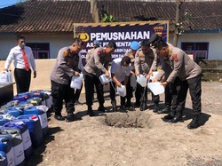 Ribuan Liter Arak Gula Dimusnahkan di Karangasem