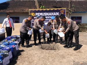 Ribuan Liter Arak Gula Dimusnahkan di Karangasem Ribuan Liter Arak Gula Dimusnahkan di Karangasem