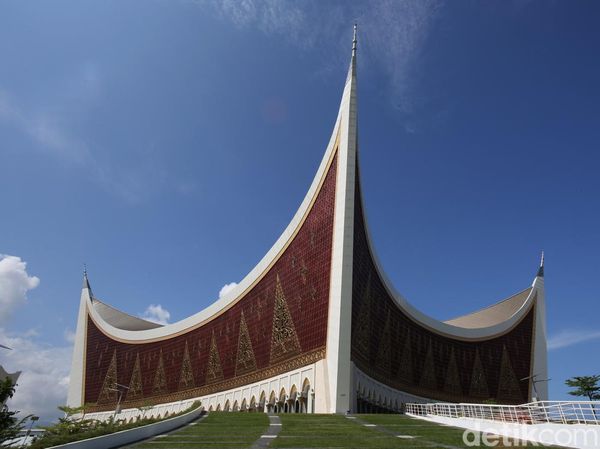 Kemegahan Masjid Raya Sumbar yang Masuk Daftar Desain Terbaik Dunia