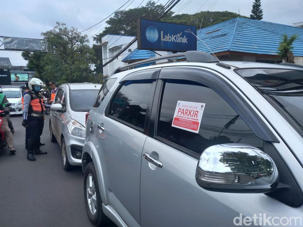 Kendaraan di Sukabumi Diberi Hadiah Gegara Parkir Liar