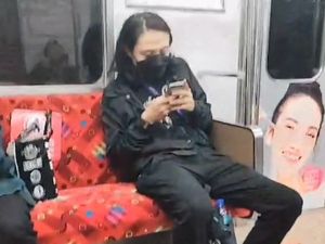 Viral Kisah Wanita Ketemu Jodoh di KRL, Berawal dari Merekam Diam-diam