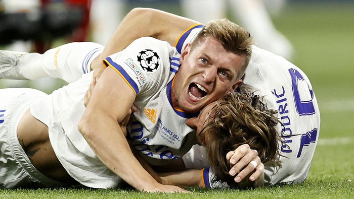 PARIS - (LR) Toni Kroos of Real Madrid, Luka Modric of Real Madrid during the UEFA Champions League final match between Liverpool FC and Real Madrid at Stade de Franc on May 28, 2022 in Paris, France. ANP | DUTCH HEIGHT | MAURICE VAN STONE (Photo by ANP via Getty Images)