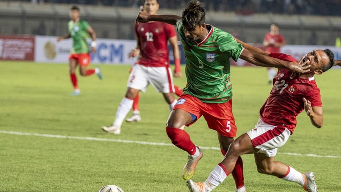 Pesepak bola Bangladesh Tutul Hosaini (kedua kanan) menghadang pesepak bola Timnas Indonesia Irfan Jaya (kanan) saat laga persahabatan FIFA di Stadion Si Jalak Harupat, Kabupaten Bandung, Jawa Barat, Rabu (1/6/2022). ANTARA FOTO/M Agung Rajasa/nz