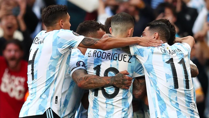 LONDON, ENGLAND - JUNE 01:   Lautaro Martinez of Argentina celebrates scoring a goal to make the score 0-1 with his team-mates during the 2022 Finalissima match between Italy and Argentina at Wembley Stadium on June 1, 2022 in London, England. (Photo by Chris Brunskill/Fantasista/Getty Images)