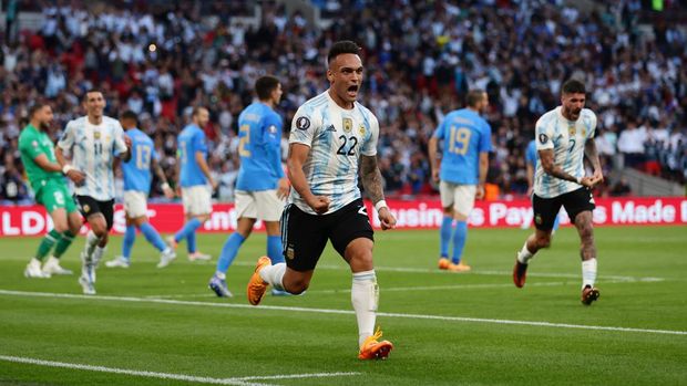 LONDON, ENGLAND - JUNE 01: Lautaro Martinez of Argentina celebrates scoring their side's first goal during the 2022 Finalissima match between Italy and Argentina at Wembley Stadium on June 01, 2022 in London, England. (Photo by Alex Pantling/Getty Images)