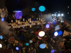 Bunga dan Doa untuk Korban Penembakan di SD Texas Bunga dan Doa untuk Korban Penembakan di SD Texas