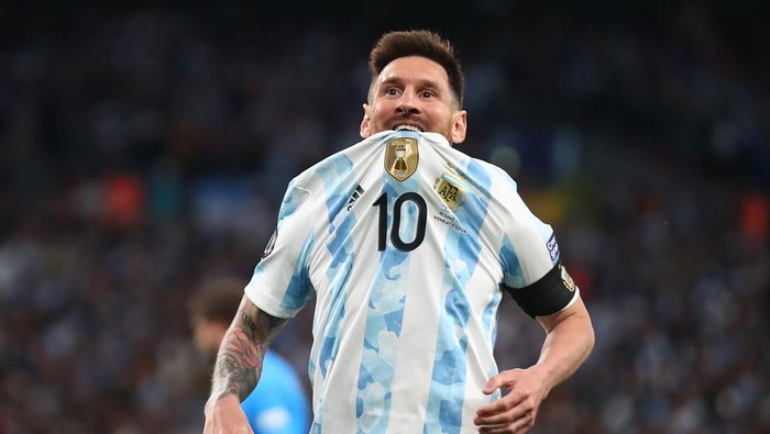 LONDON, ENGLAND - JUNE 01:   Lionel Messi of Argentina reacts during the 2022 Finalissima match between Italy and Argentina at Wembley Stadium on June 1, 2022 in London, England. (Photo by Chris Brunskill/Fantasista/Getty Images)