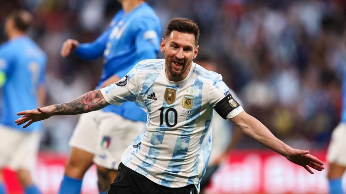LONDON, ENGLAND - JUNE 01:  Lionel Messi of Argentina celebrates the opening goal during the Finalissima 2022 match between Italy and Argentina at Wembley Stadium on June 1, 2022 in London, England. (Photo by Marc Atkins/Getty Images)