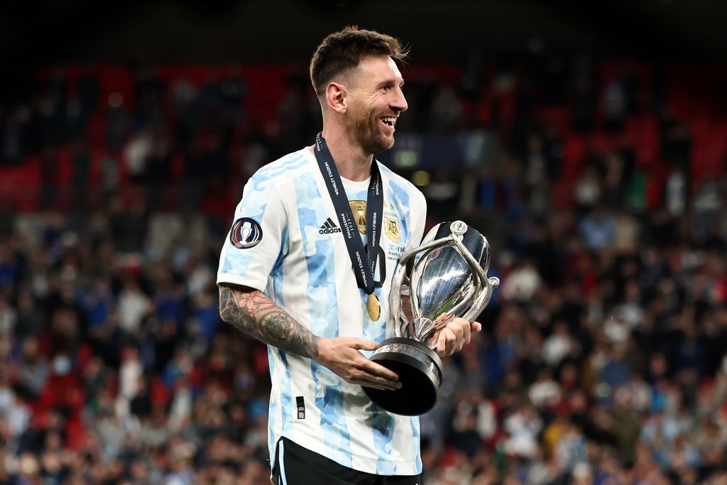 LONDON, ENGLAND - JUNE 01:  Lionel Messi of Argentina celebrates with the trophy during the Finalissima 2022 match between Italy and Argentina at Wembley Stadium on June 1, 2022 in London, England. (Photo by Marc Atkins/Getty Images)