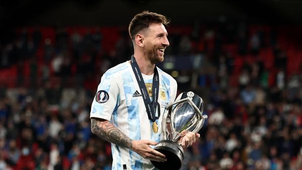 Messi Dapat Trofi ke-40 tapi Bukan Peraih Piala Terbanyak di Sepakbola