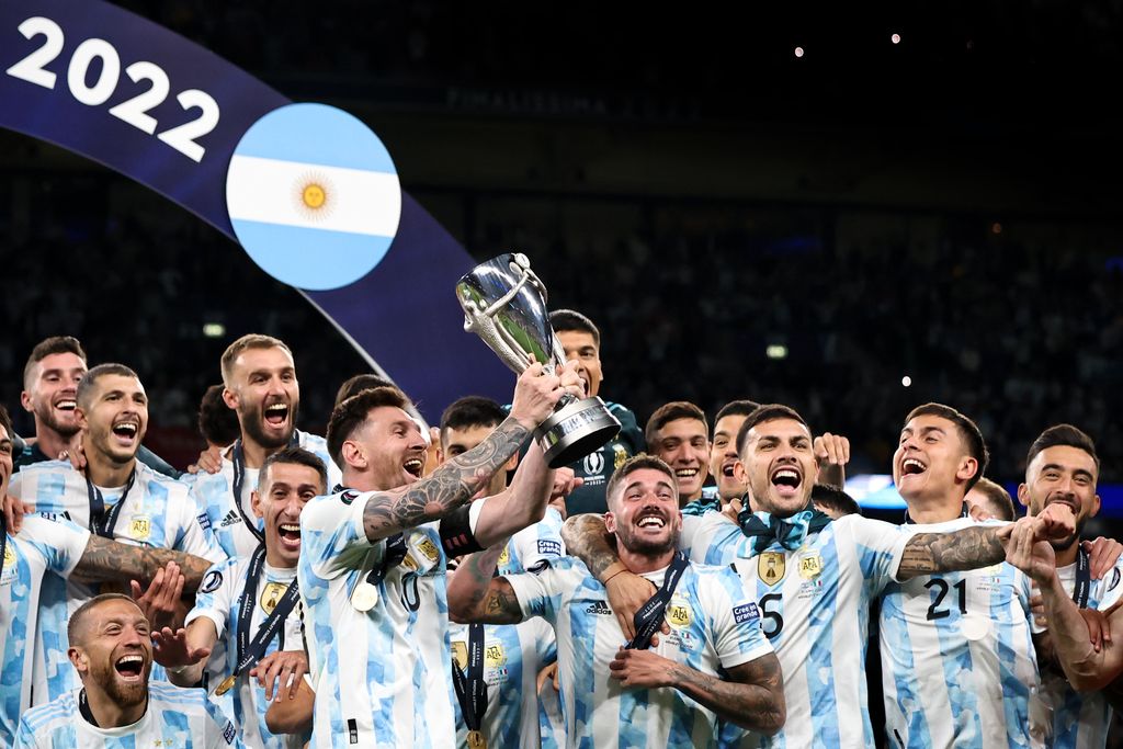 LONDON, ENGLAND - JUNE 01:  Lionel Messi of Argentina celebrates with the trophy among team mates during the Finalissima 2022 match between Italy and Argentina at Wembley Stadium on June 1, 2022 in London, England. (Photo by Marc Atkins/Getty Images)
