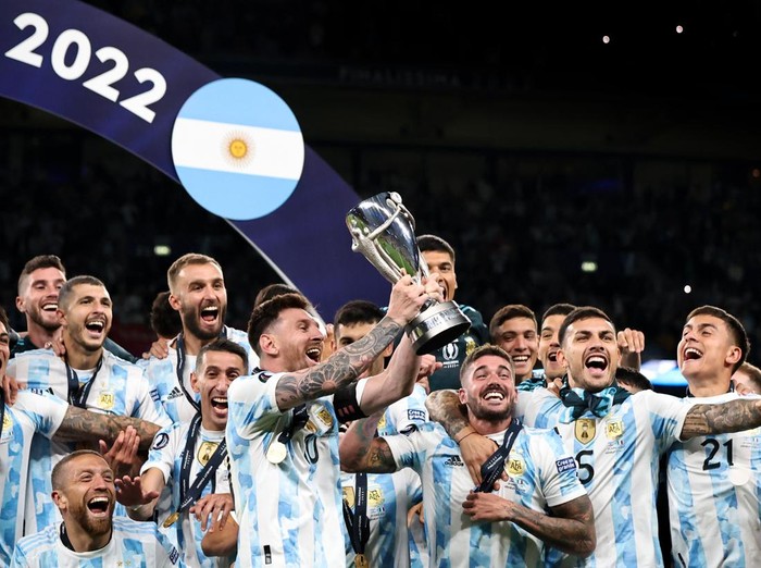 LONDON, ENGLAND - JUNE 01:  Lionel Messi of Argentina celebrates with the trophy among team mates during the Finalissima 2022 match between Italy and Argentina at Wembley Stadium on June 1, 2022 in London, England. (Photo by Marc Atkins/Getty Images)