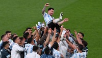Usai laga, Messi diarak rekan-rekannya. Aksinya membantu Argentina mengalahkan juara Piala Eropa. (Foto: Justin Setterfield/Getty Images)