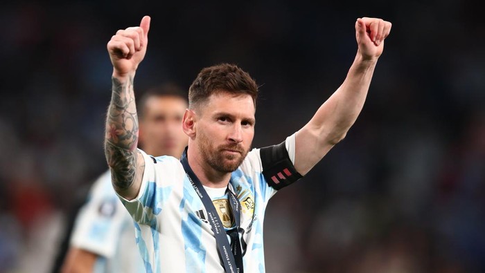lionel messi,timnas argentina,finalissima,italia vs argentina LONDON, ENGLAND - JUNE 01: Lionel Messi of Argentina celebrates his teams victory at the end of the 2022 Finalissima match between Italy and Argentina at Wembley Stadium on June 1, 2022 in London, England. (Photo by Chris Brunskill/Fantasista/Getty Images)