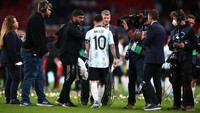 Messi, pemilik 7 Ballon dOr, menjadi buruan pewarta usai laga Finalissima. (Foto: Chris Brunskill/Fantasista/Getty Images)
