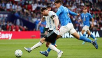 Benar saja, di menit ke-24, Messi menjadi kreator gol pertama Argentina. Ia membuat tusukan di sisi kiri, memenangkan duel melawan Giovanni Di Lorenzo, sebelum memberi assist ke Lautaro Martinez, yang bisa dikonversi menjadi gol. (Foto: Alex Pantling/Getty Images)