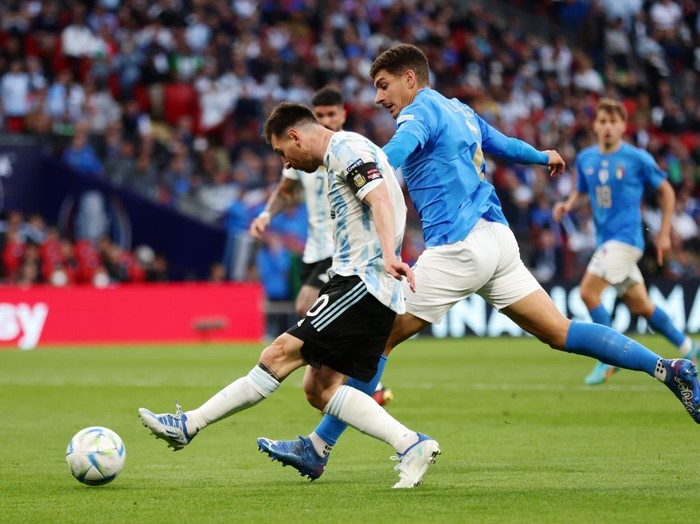 LONDON, ENGLAND - JUNE 01: Lionel Messi of Argentina has a shot on goal whilst under pressure from Giovanni Di Lorenzo of Italy during the 2022 Finalissima match between Italy and Argentina at Wembley Stadium on June 01, 2022 in London, England. (Photo by Alex Pantling/Getty Images)