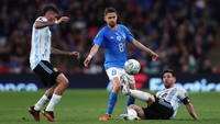 Messi tampil brilian sebagai gelandang serang Argentina. Tak jarang La Pulga turun berduel memperebutkan bola untuk memulai serangan Argentina. (Foto: Jonathan Moscrop/Getty Images)