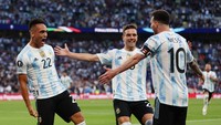 Lautaro Martinez (kiri) merayakan golnya dengan Messi sang pemberi assist. (Foto: Alex Pantling/Getty Images)