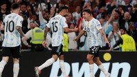 Messi akhirnya bisa unjuk gigi dengan membuat assist keduanya di akhir laga. Umpannya bisa dimaksimalkan Paulo Dybala (kanan) menjadi gol. Argentina menang 3-0, di mana satu gol lagi dilesakkan Angel Di Maria di akhir babak pertama. (Foto: Soccrates Images/Getty Images)