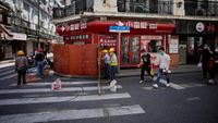 Ramai-ramai Bongkar Pagar Pembatas Usai Shanghai Perlonggar Lockdown
