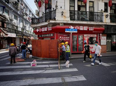 Ramai-ramai Bongkar Pagar Pembatas Usai Shanghai Perlonggar Lockdown