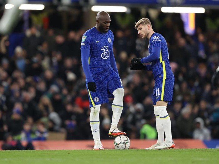 LONDON, ENGLAND - JANUARY 05: Romelu Lukaku of Chelsea and Timo Werner of Chelsea during the Carabao Cup Semi Final First Leg match between Chelsea and Tottenham Hotspur at Stamford Bridge on January 5, 2022 in London, England. (Photo by James Williamson - AMA/Getty Images)