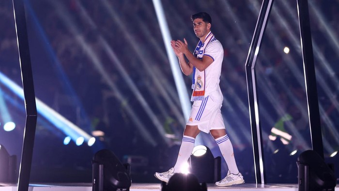 MADRID, SPAIN - MAY 29: Marco Asensio saludates to the fans during the celebration of Real Madrid as winners of the 14th UEFA Champions League against Liverpool FC at Santiago Bernabeu on may 29, 2022, in Madrid, Spain. (Photo By Oscar J. Barroso/Europa Press via Getty Images)