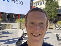 Mark Zuckerberg Pamer Aplikasi WhatsApp Khusus Smartwatch