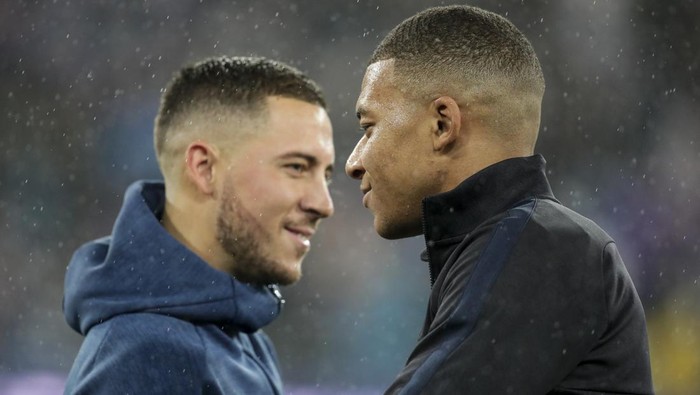 MADRID, SPAIN - NOVEMBER 26: (L-R) Eden Hazard of Real Madrid, Kylian Mbappe of Paris Saint Germain during the UEFA Champions League  match between Real Madrid v Paris Saint Germain at the Santiago Bernabeu on November 26, 2019 in Madrid Spain (Photo by David S. Bustamante/Soccrates/Getty Images)