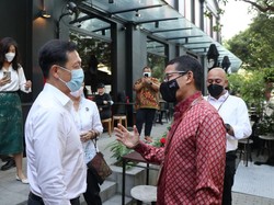 Sandiaga Temui Menkes Singapura Bisik-bisik soal Covid-19 di RI