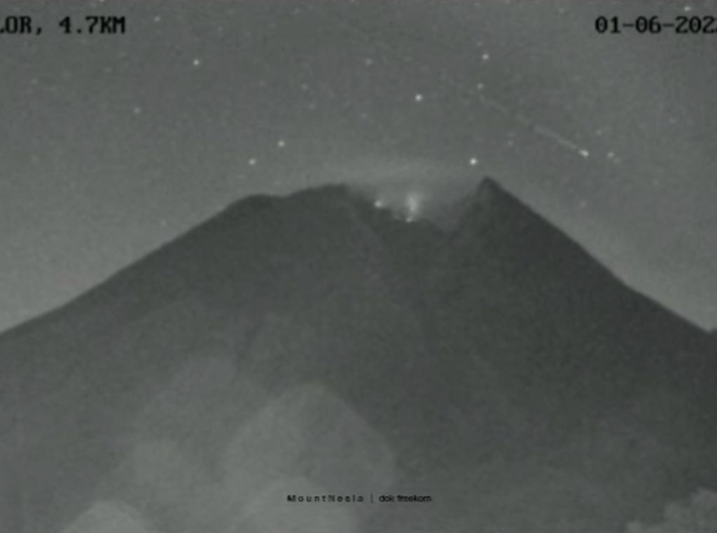 Viral Benda Jatuh dari Langit di Gunung Merapi, Meteor?