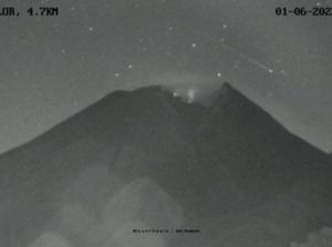 Viral Benda Jatuh dari Langit di Gunung Merapi, Meteor? Viral Benda Jatuh dari Langit di Gunung Merapi, Meteor?