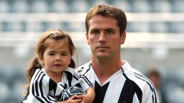 Newcastle United's new signing Michael Owen with his daughter Gemma  (Photo by John Walton - PA Images via Getty Images)