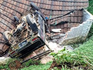 Brukkk! Mobil Pikap Nyungsep ke Atap Masjid di Sukabumi