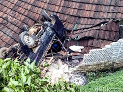 Heboh Pikap Angkut 30 Sak Semen Nyungsep ke Atap Masjid Sukabumi