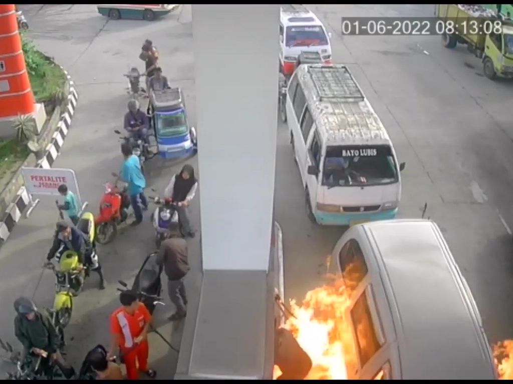 Heboh Mobil Terbakar saat Isi BBM di Mandailing Natal