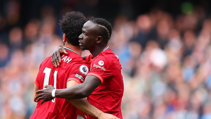 MANCHESTER, ENGLAND - APRIL 10: Sadio Mane of Liverpool celebrates after scoring a goal to make it 2-2 with Mo Salah during the Premier League match between Manchester City and Liverpool at Etihad Stadium on April 10, 2022 in Manchester, United Kingdom. (Photo by Robbie Jay Barratt - AMA/Getty Images)
